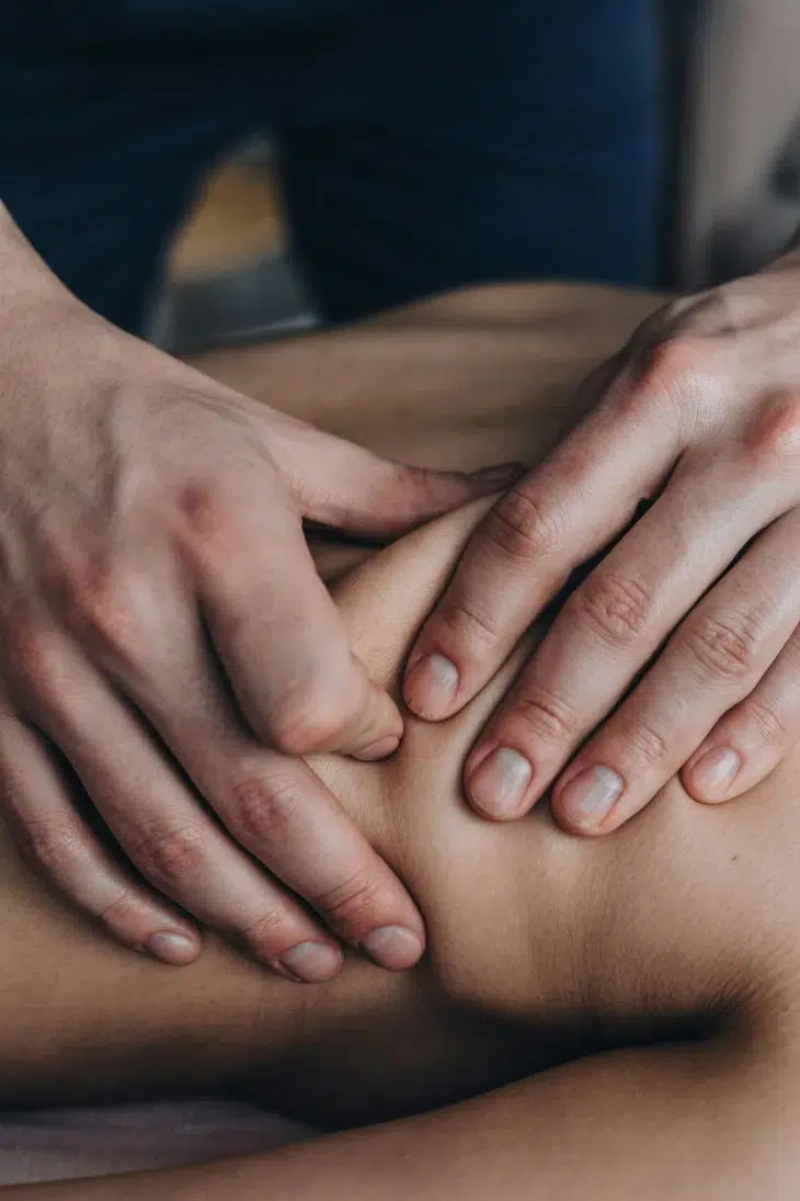 Exercice de rééducation physique avec l’aide d’un physiothérapeute à Pintendre