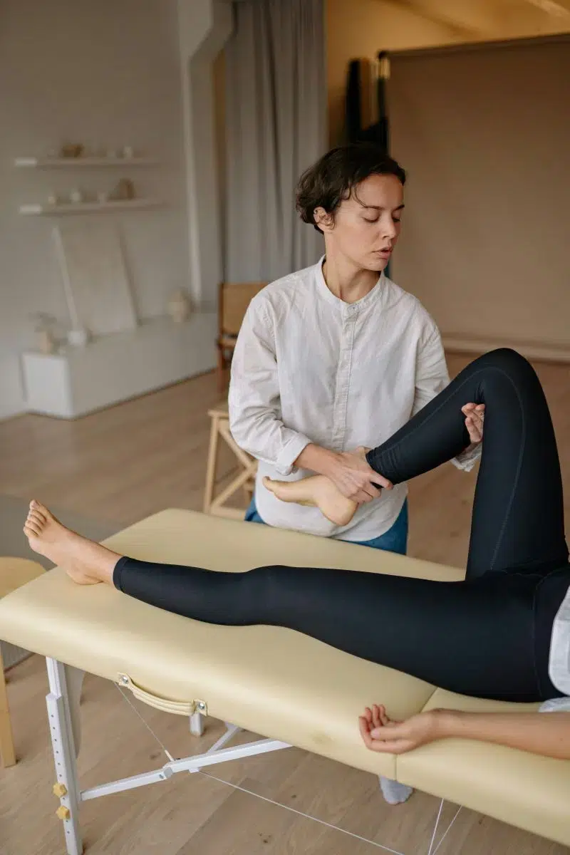 Séance de rééducation : patient suivant les instructions d’un physiothérapeute à Pintendre